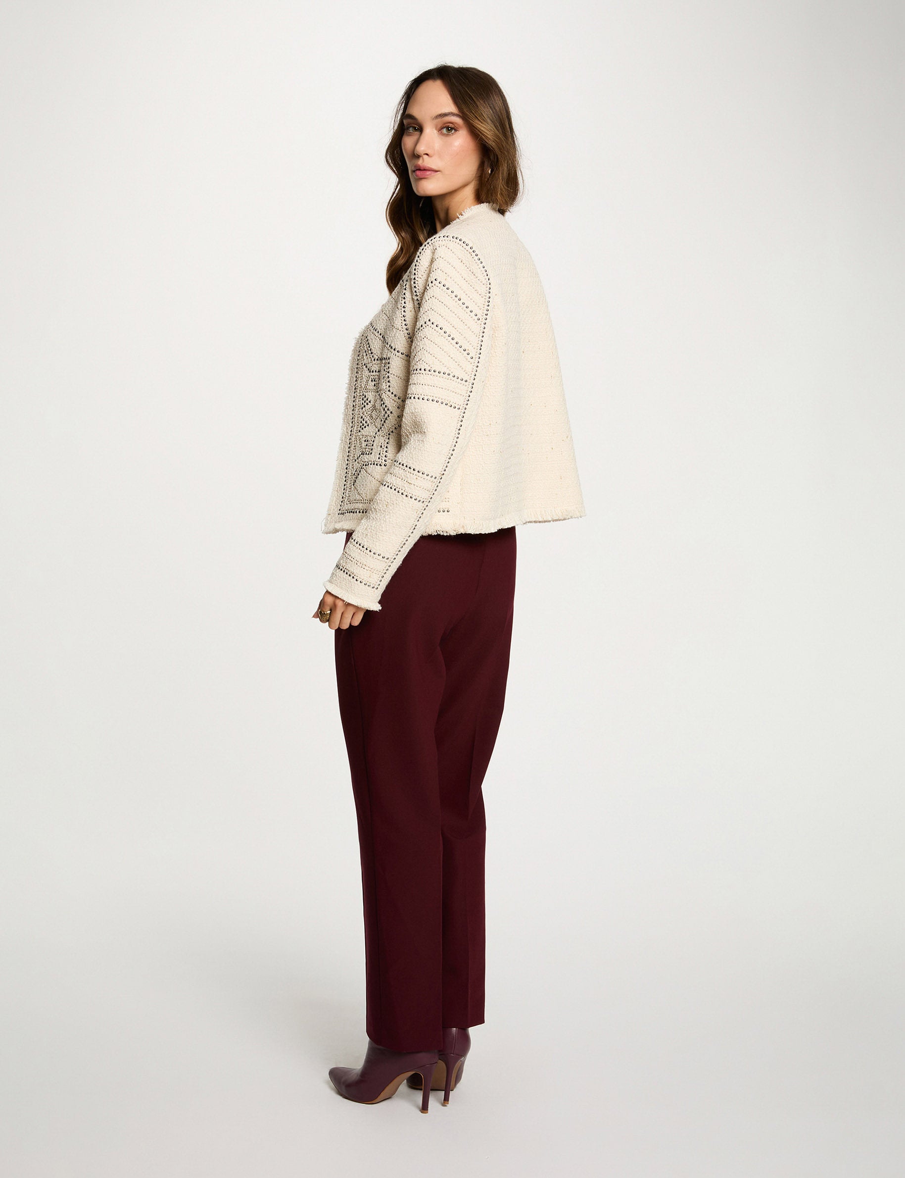 Chaqueta recta con tachuelas marfil mujer