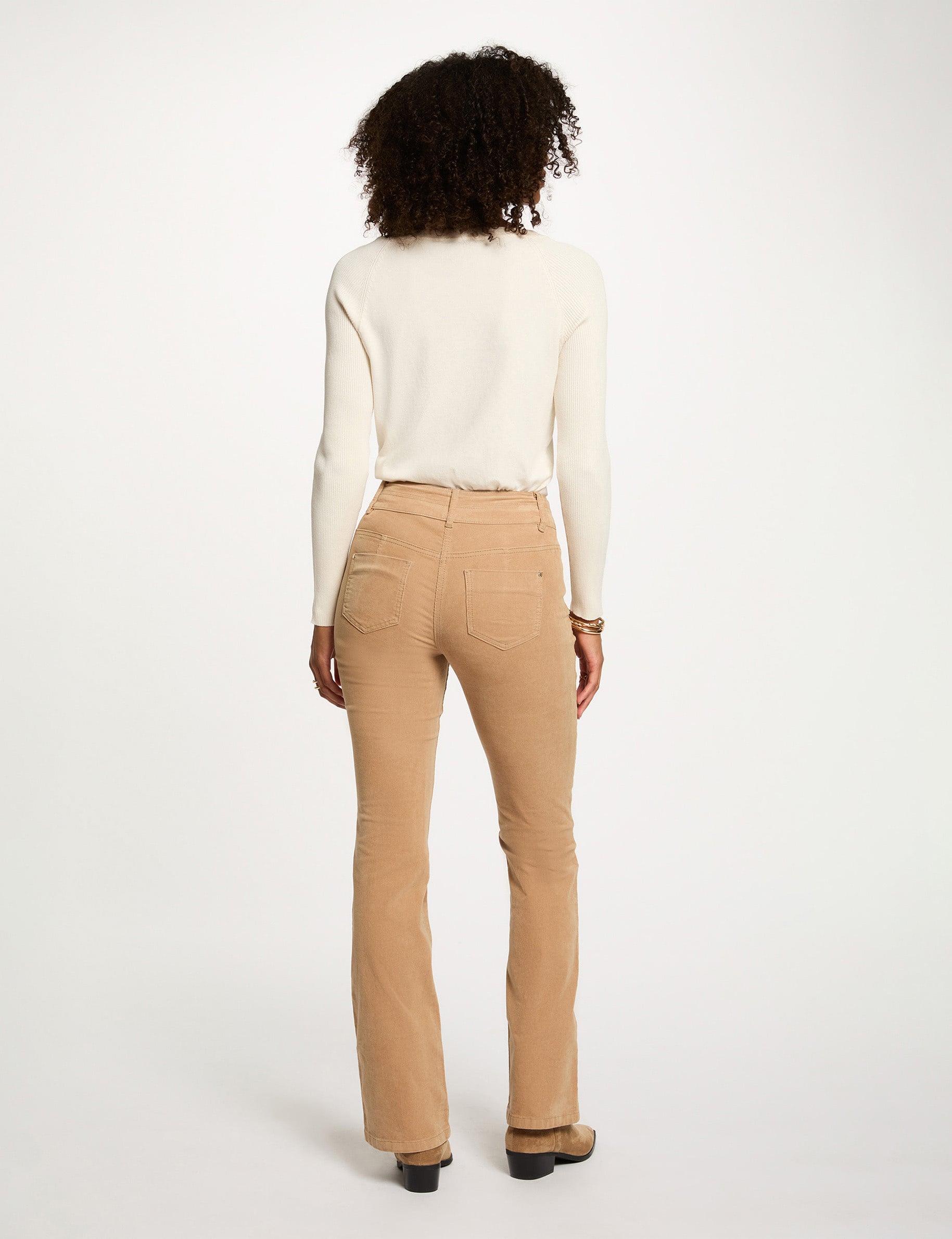 Pantal&oacute;n ajustado terciopelo arena mujer
