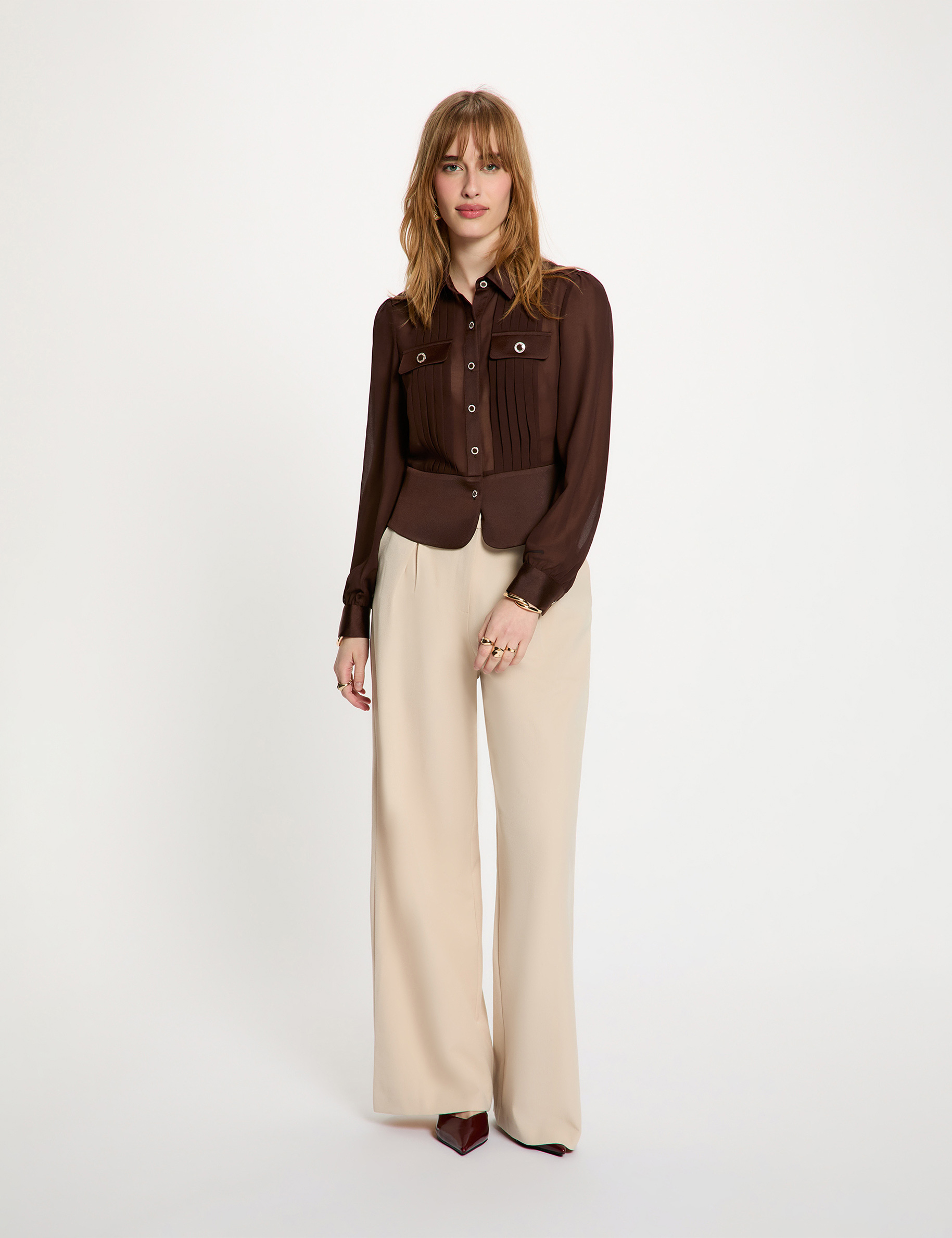 Camisa manga larga con pliegues marr&oacute;n oscuro mujer