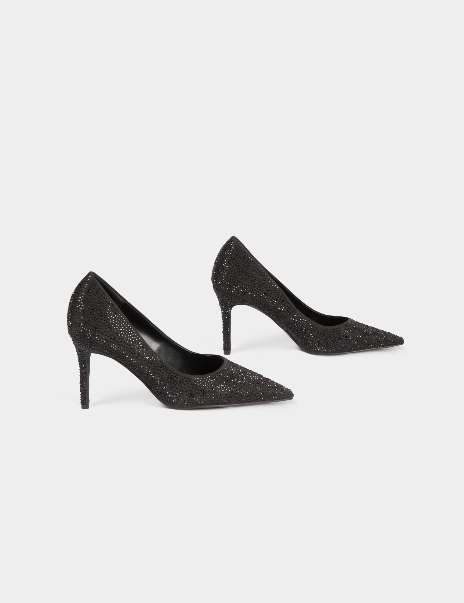 Zapato de tac&oacute;n satinado con strass negro mujer