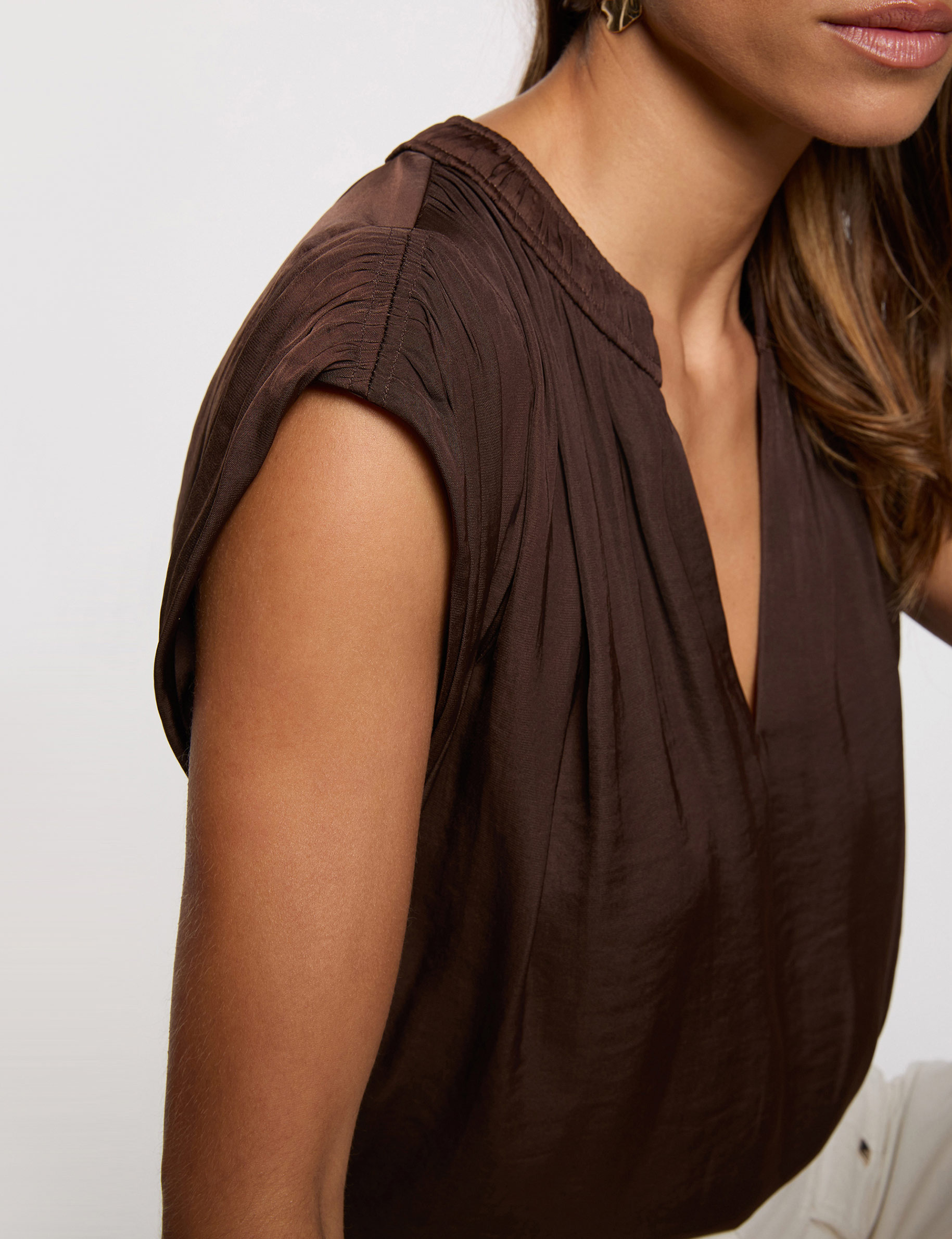 Blusa manga corta satinada marr&oacute;n oscuro mujer