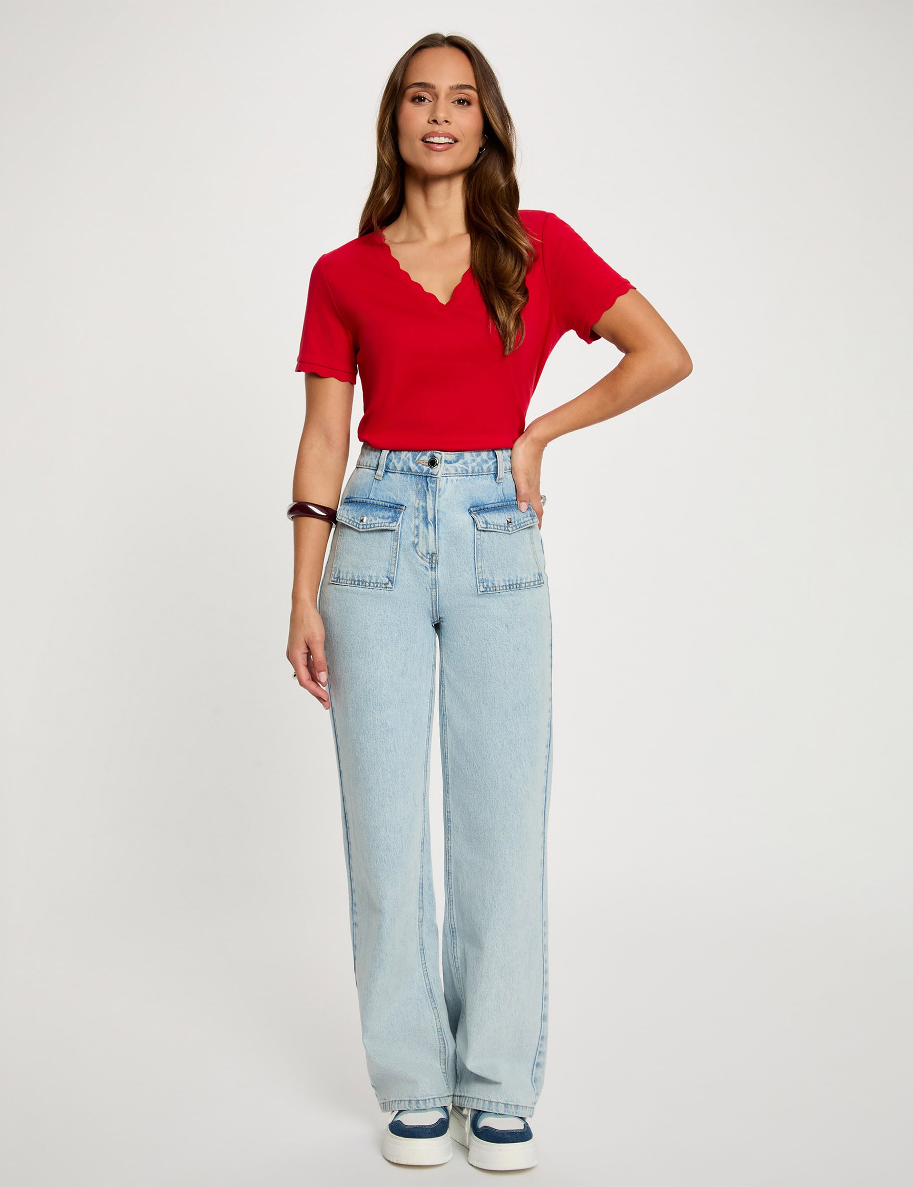 Camiseta entallada con cuello en v rojo mujer