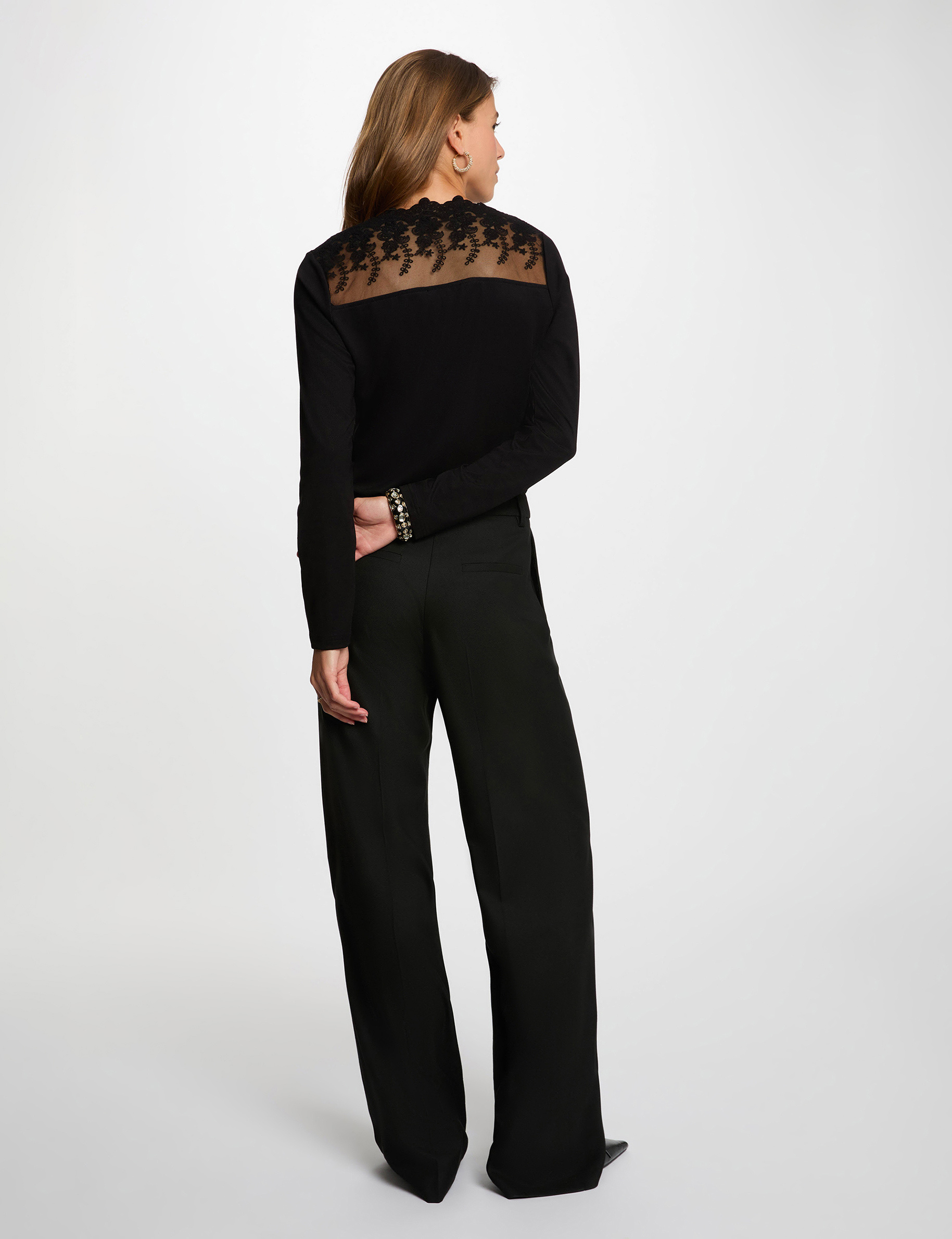 Camiseta cuello v encaje negro mujer