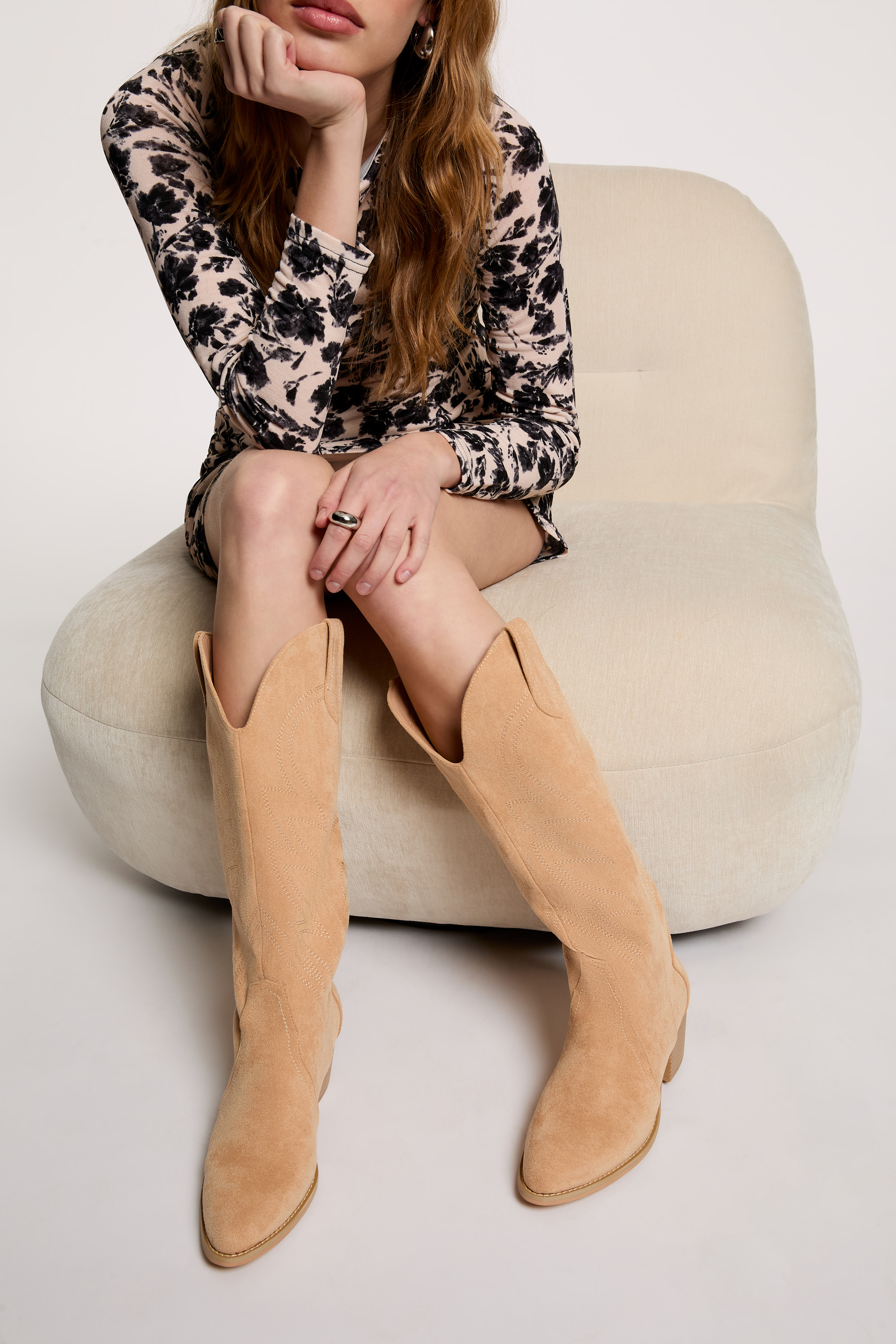 Bota western de ante beige mujer